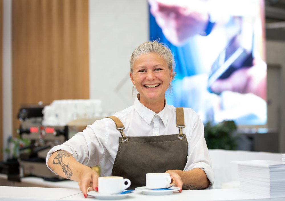 Lachende barista