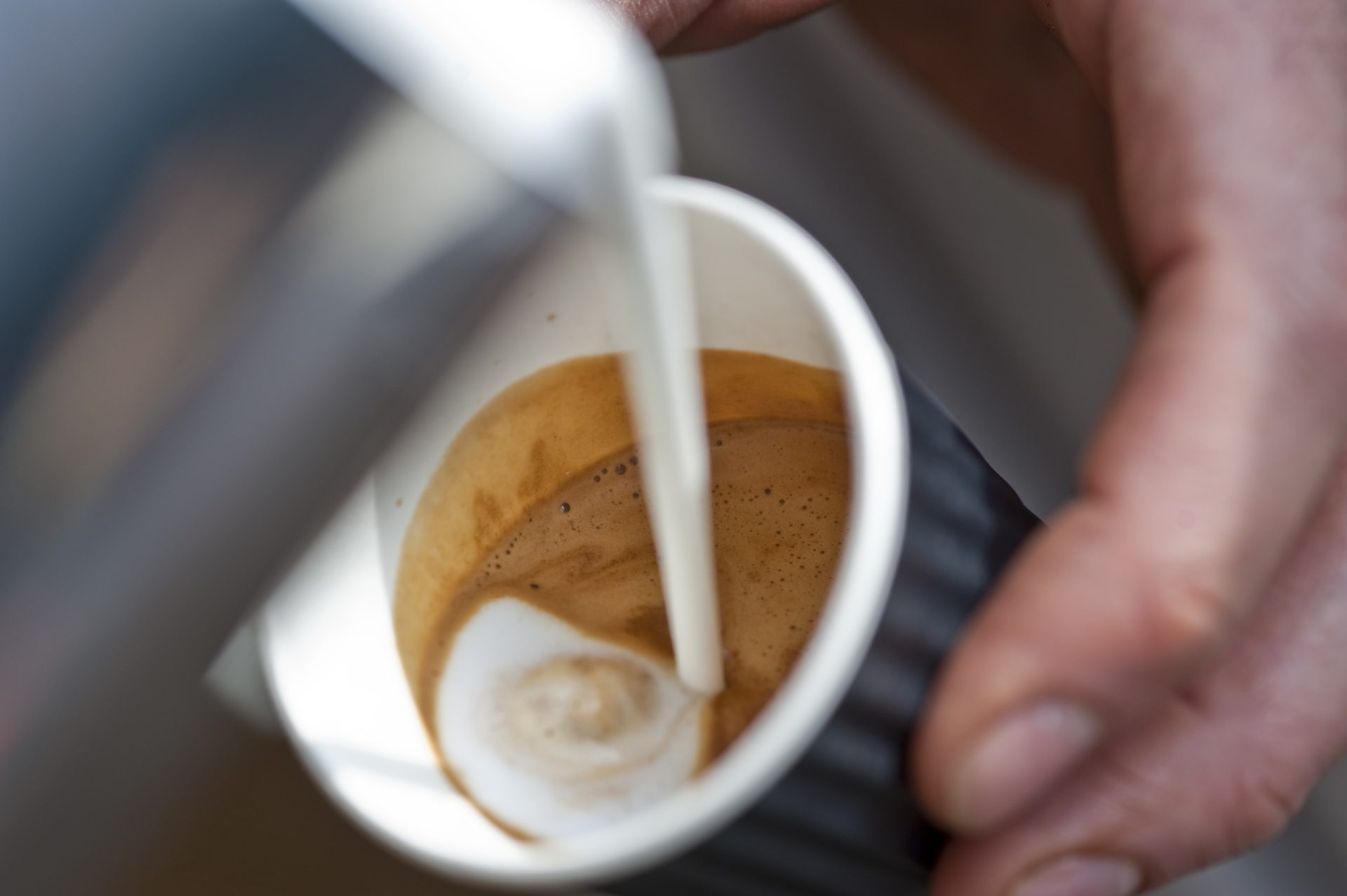 Cappuccino die wordt gemaakt
