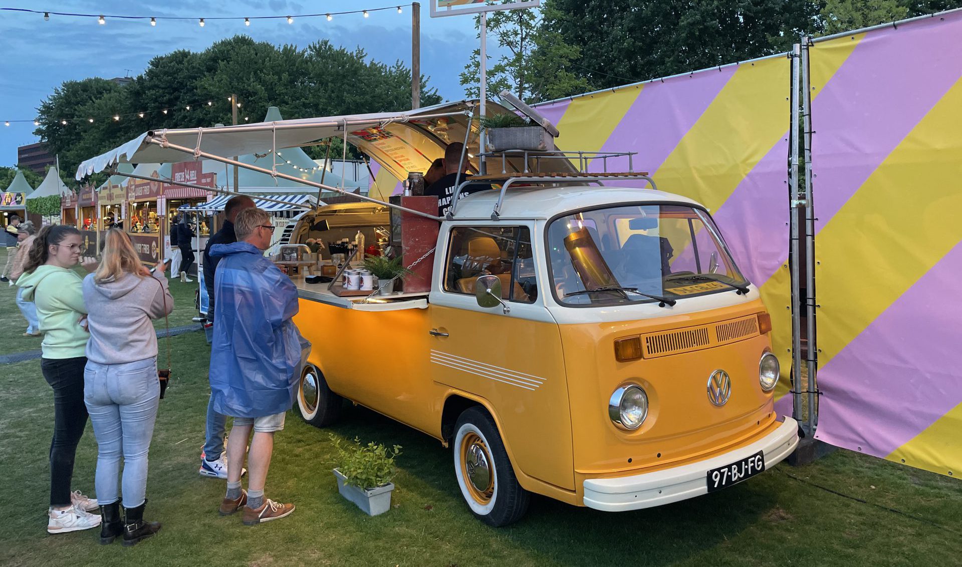 koffie truck geel op evenement