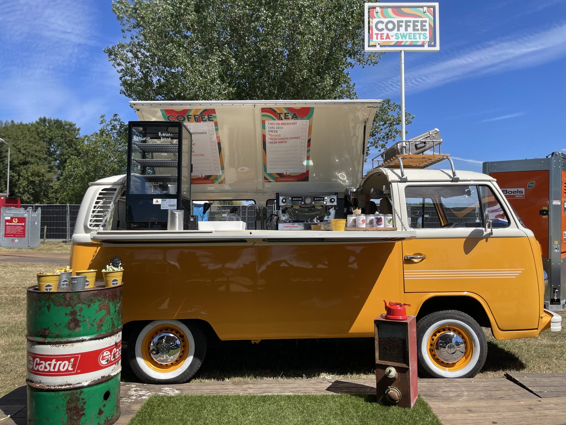 koffie truck geel op locatie