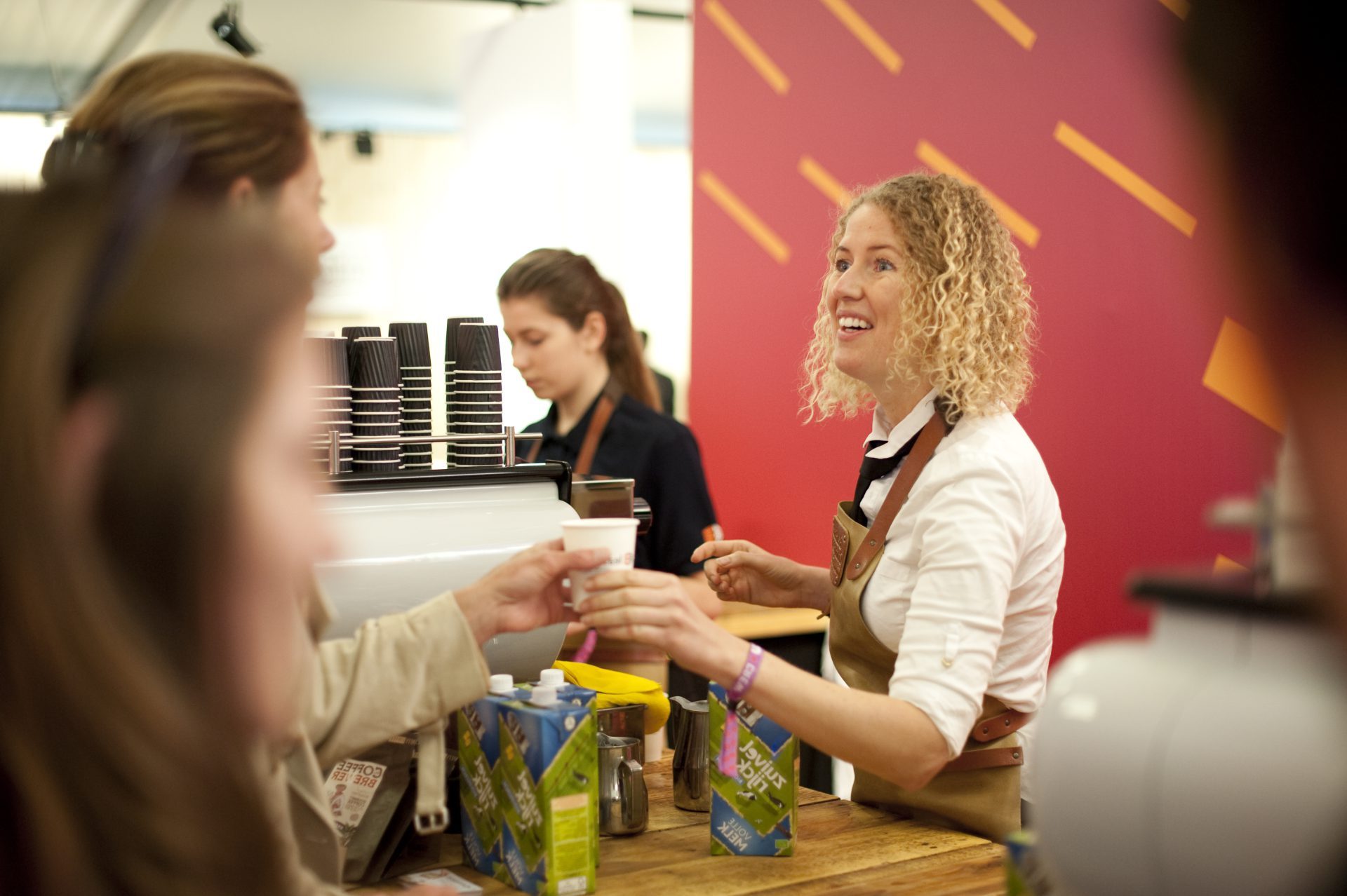 Professionele host aanwezig op beurs bij koffiemachine huur