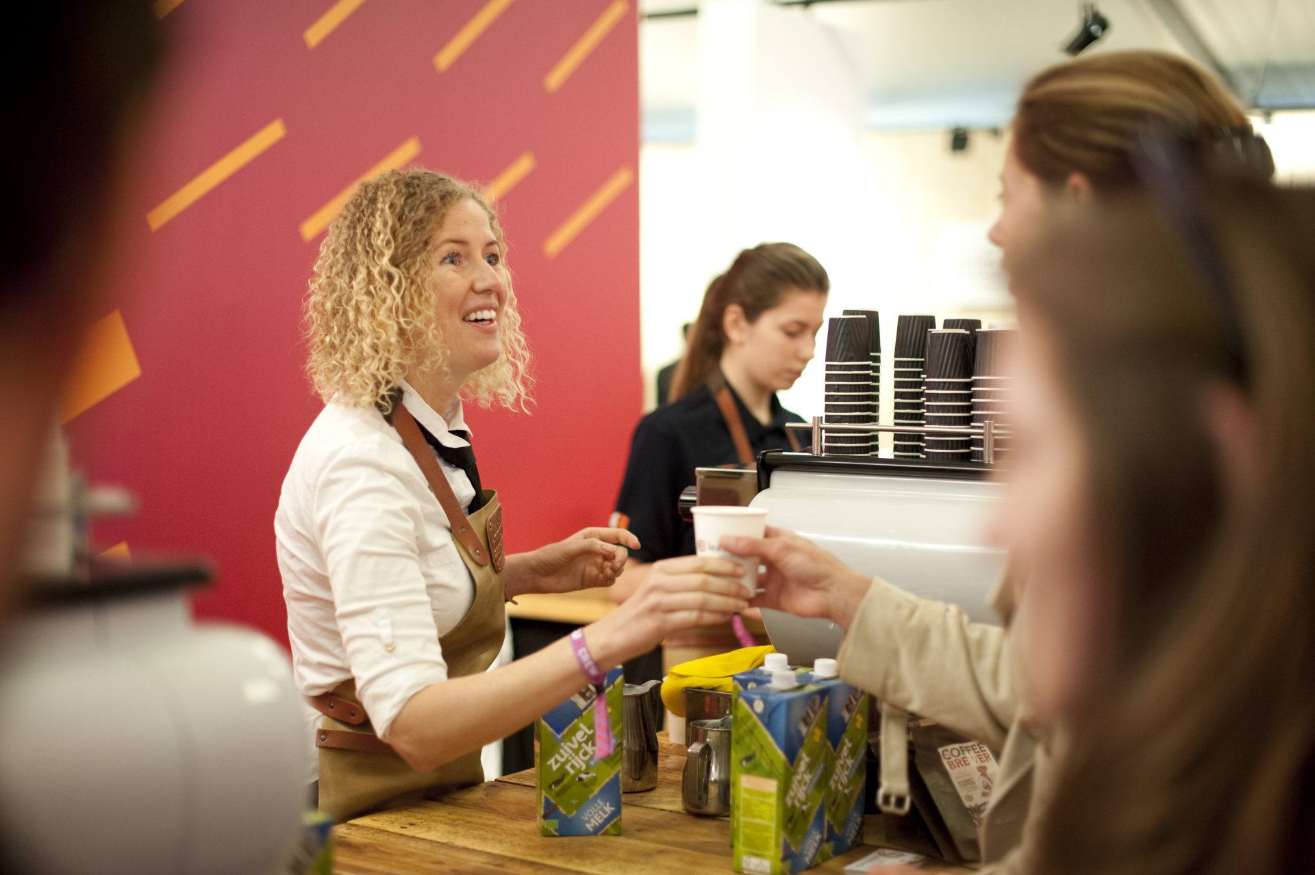 Professionele host aanwezig op beurs bij koffiemachine huur