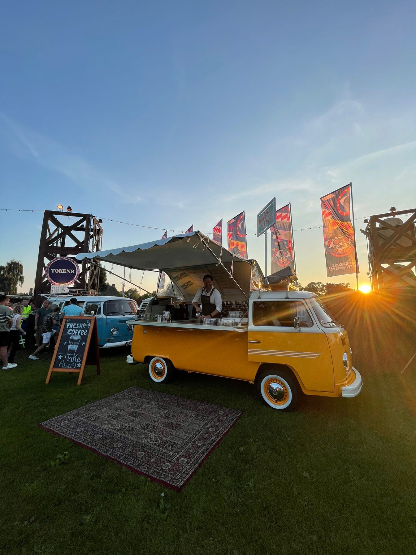 koffie truck geel op evenement