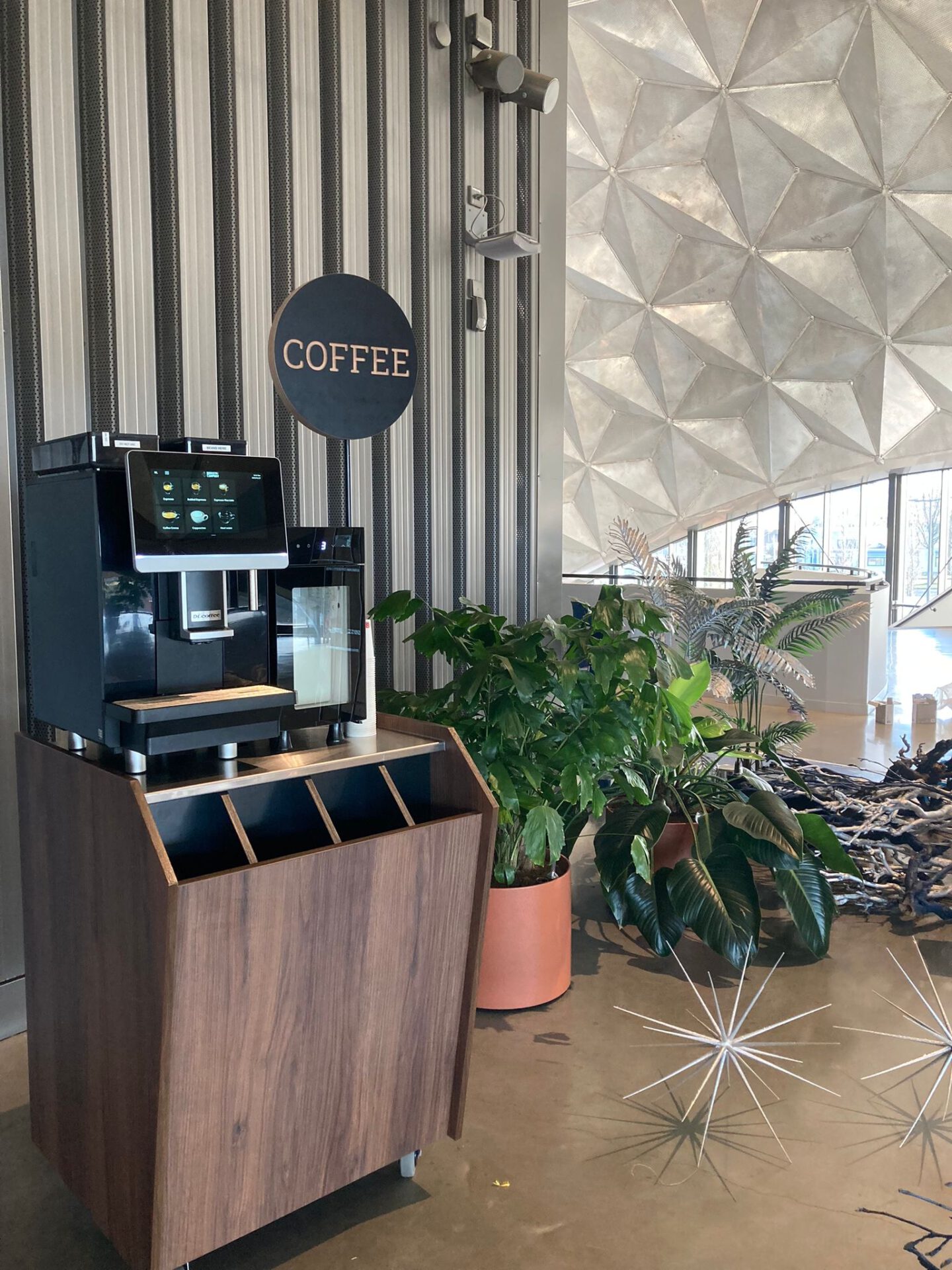 Koffiemachine op evenement met ingrediënten