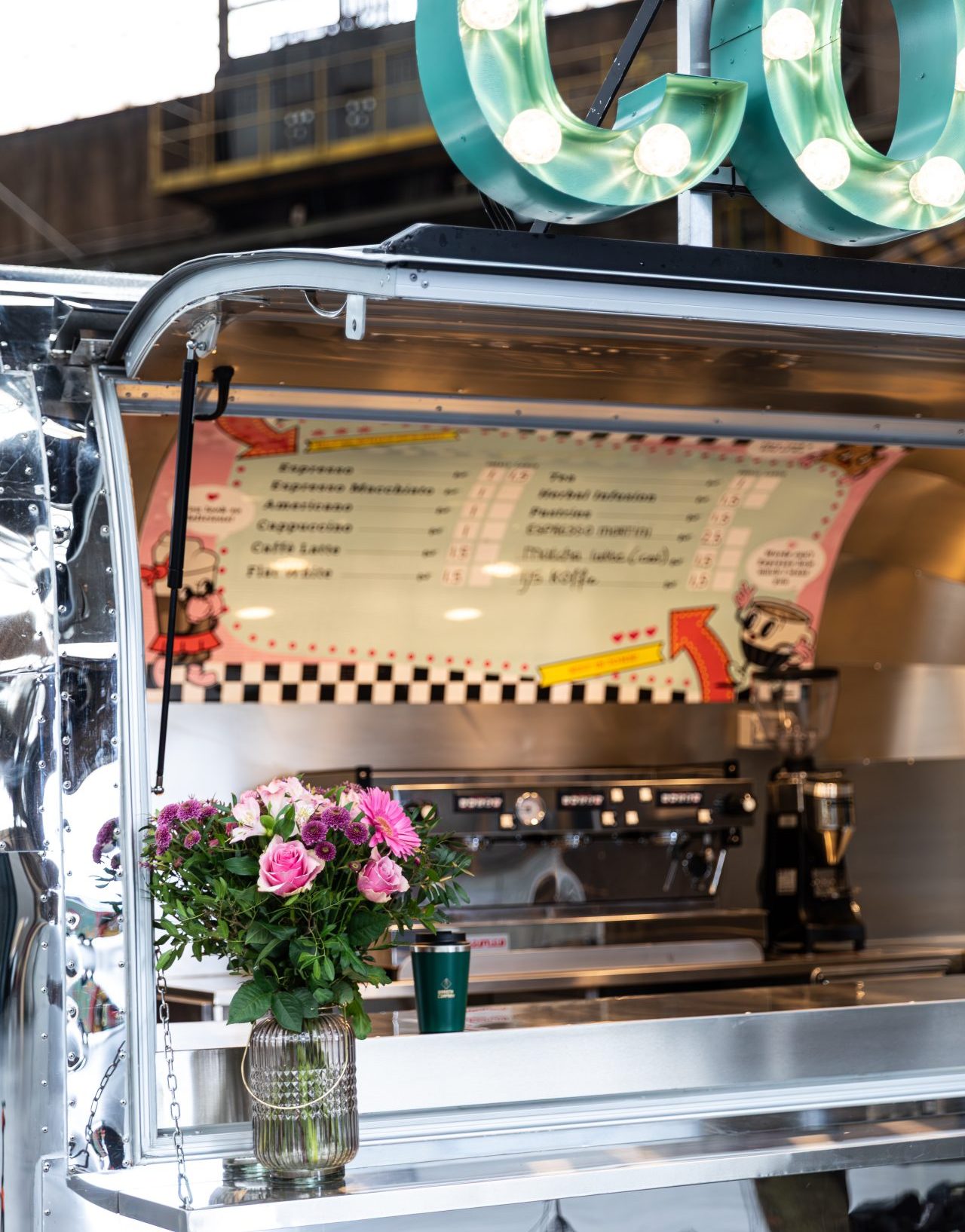 Koffiemachine in koffiekar