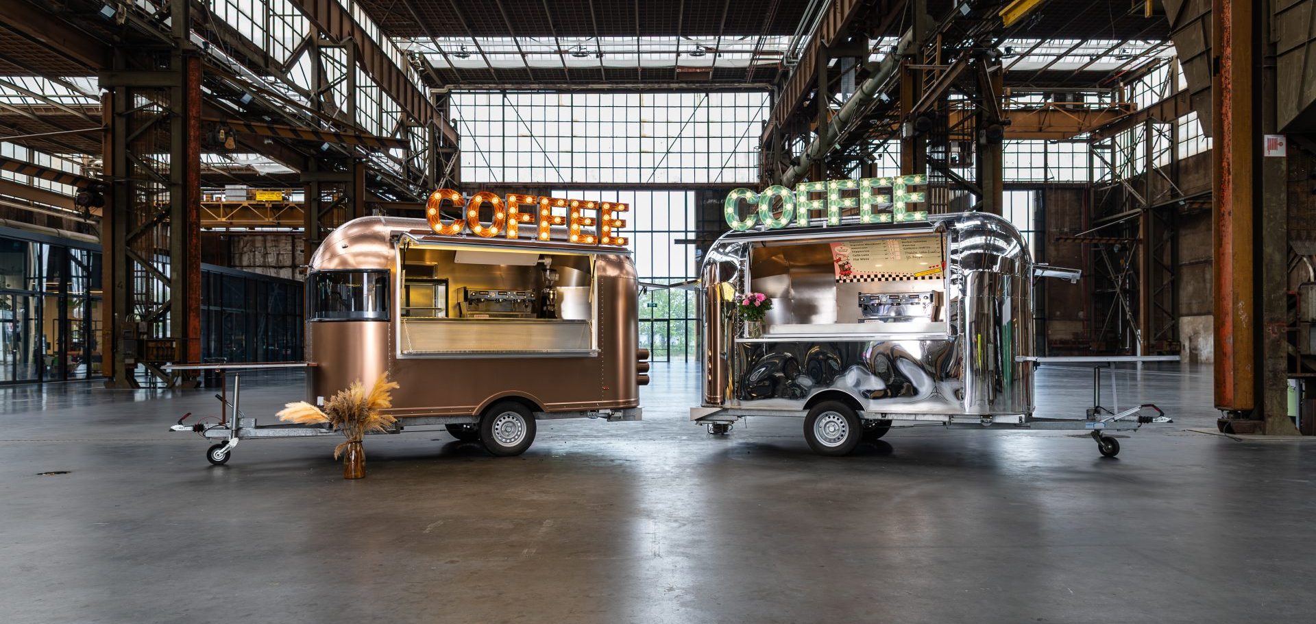 Twee compacte koffietrucks